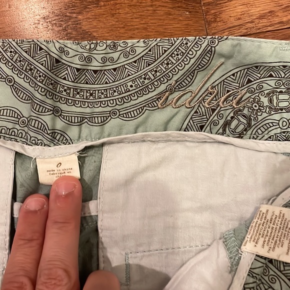 Size 0 light aqua cropped pants with dark brown design - Picture 4 of 5